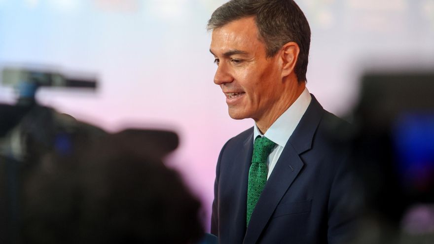 El presidente del gobierno, Pedro Sánchez en declaraciones a los periodistas a su llegada a la segunda jornada de cumbre informal de la Unión Europea en Nicosia, Chipre. EFE/EPA/GEORGE CHRISTOFOROU