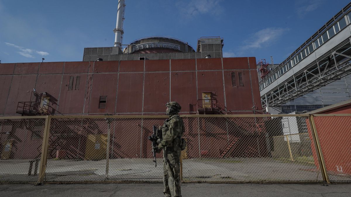 Fotografía de archivo de un soldado ruso haciendo guardia en mayo pasado en la central nuclear de Zaporiyia, en el sureste de Ucrania. EFE