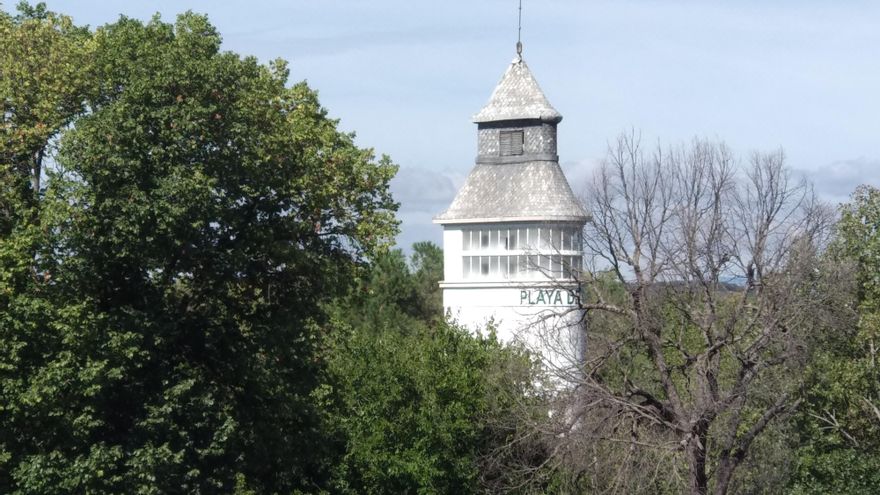 En el edificio de oficinas, donde se eleva la torre más característica —estampa de una de las fotos de Robert Capa en la Guerra Civil— están desperdigados, como si el personal hubiese huido por un aviso de bombardeo.