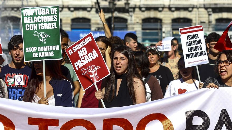 Asturias se moviliza en protesta por el asalto a la flotilla: concentraciones ante los ayuntamientos y los estudiantes salen a la calle