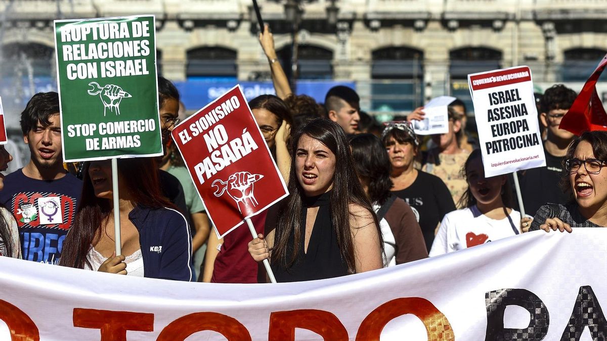 Asturias se moviliza en protesta por el asalto a la flotilla: concentraciones ante los ayuntamientos y los estudiantes salen a la calle