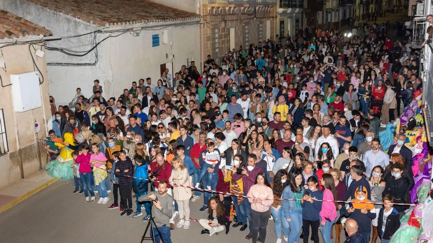 La expectación es máxima durante la quema de muñecas en Alamillo (Ciudad Real)