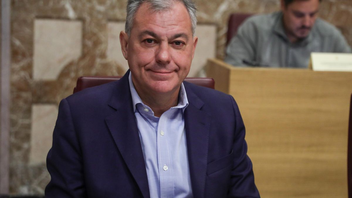 Archivo - El alcalde de Sevilla, José Luis Sanz, en una imagen de archivo en el Pleno de la ciudad.