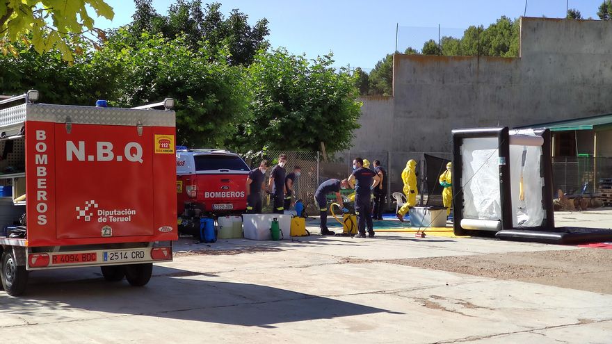 Efectivos del Servicio de Prevención y Extinción de Incendios de la Diputación de Teruel desinfectan las instalaciones de la residencia de ancianos Casa Familiar La Inmaculada de Burbáguena (Teruel)