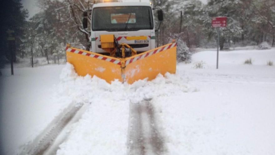 Trabajos de vialidad invernal en la red viaria forestal.