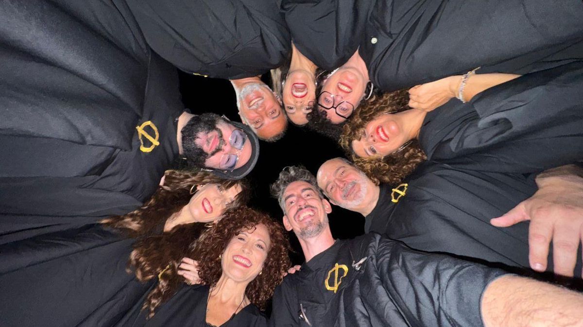 Los integrantes del coro que subieron al escenario junto a Manuel Carrasco.