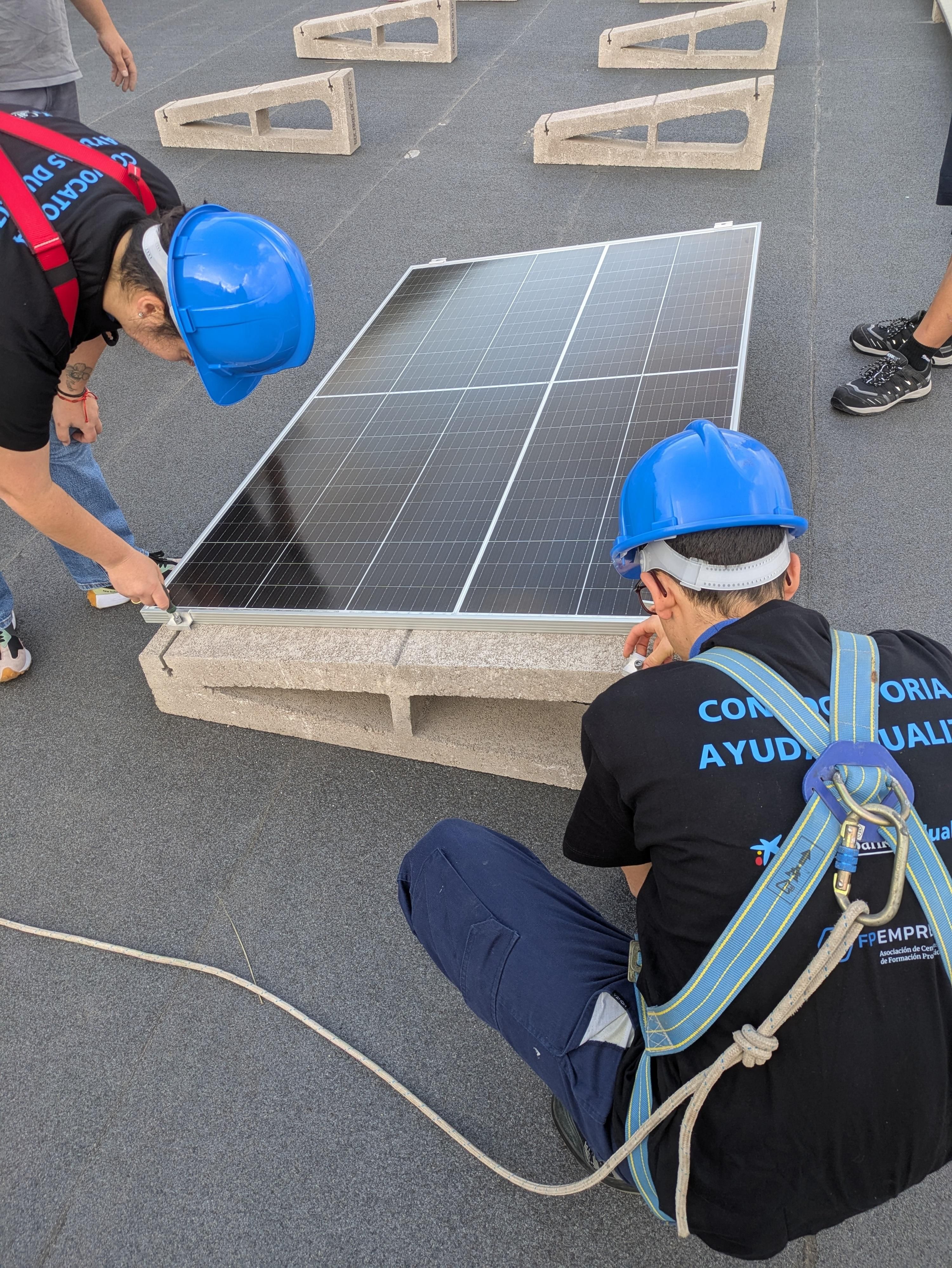Estudiantes de FP del IES San Marcos de Icod integran inteligencia artificial y energía solar para cuidar el planeta en un proyecto Dualiza.