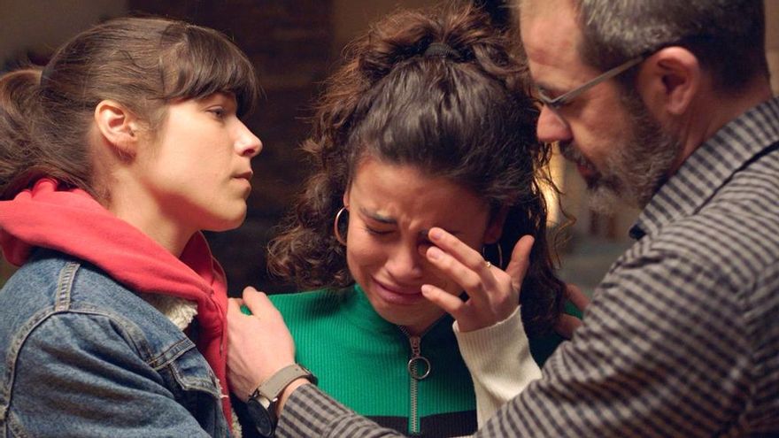 Iria del Río consolando a su hermana en 'Las del hockey'