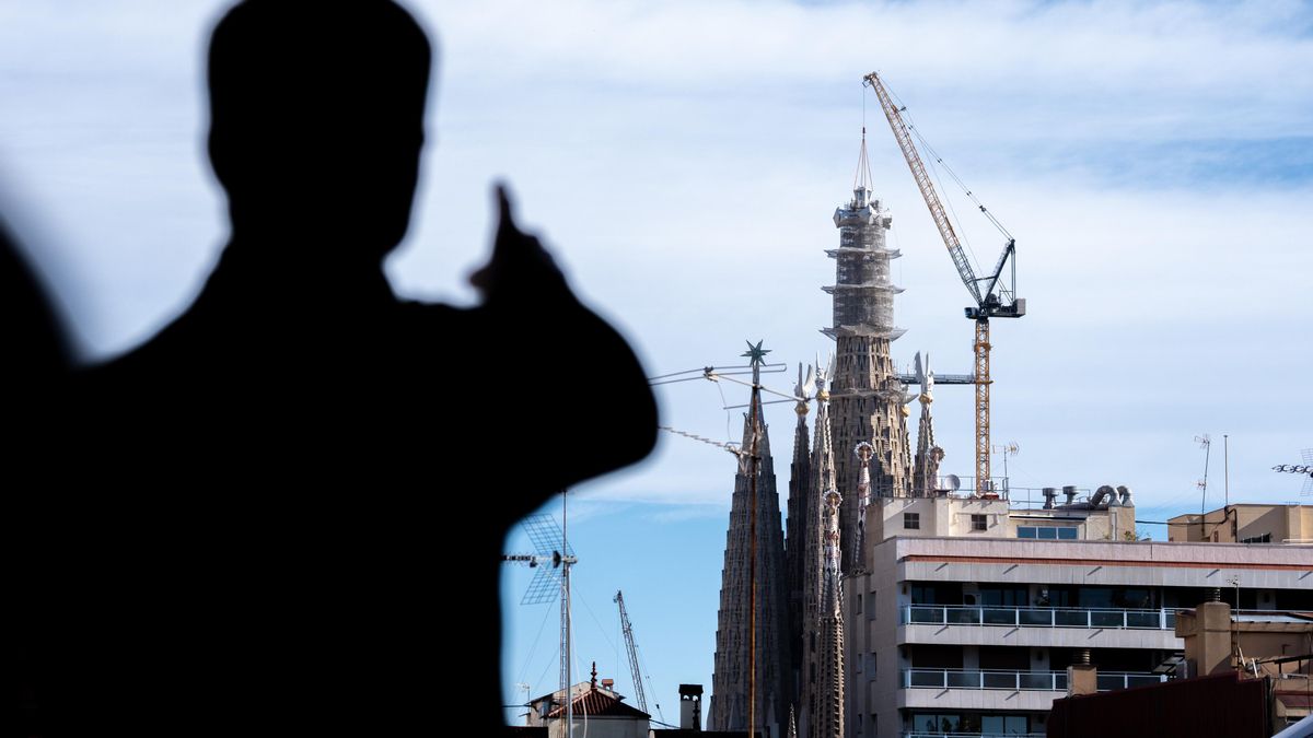 La Sagrada Família coloca la última pieza de su torre más alta y encara la recta final de su construcción