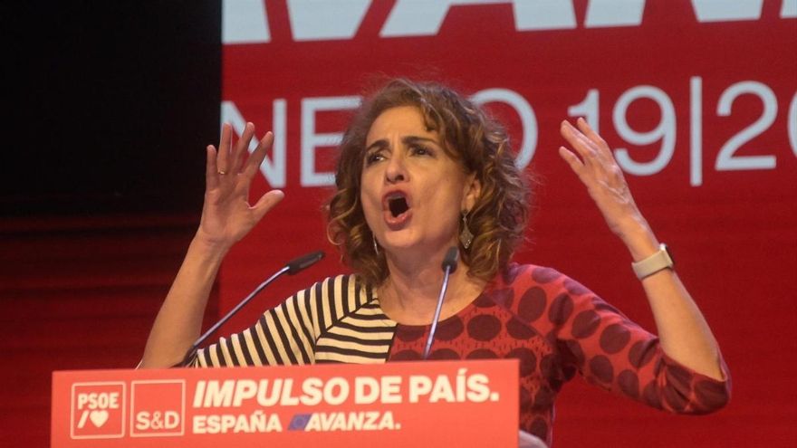 La vicepresidenta Primera del Gobierno y Ministra de Hacienda, María Jesús Montero, interviene durante la clausura de la convención política del PSOE en A Coruña.