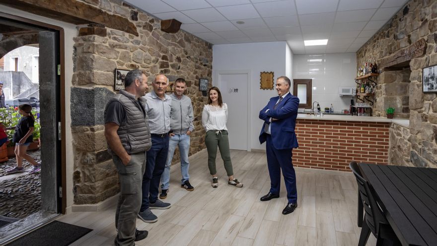 El consejero de Fomento, Roberto Media, en Santayana.