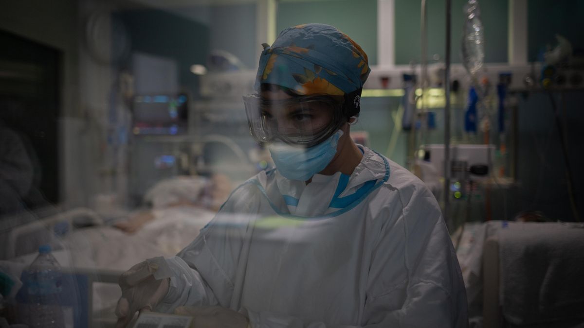 Un trabajador sanitario protegido en la Unidad de Cuidados Intensivos.