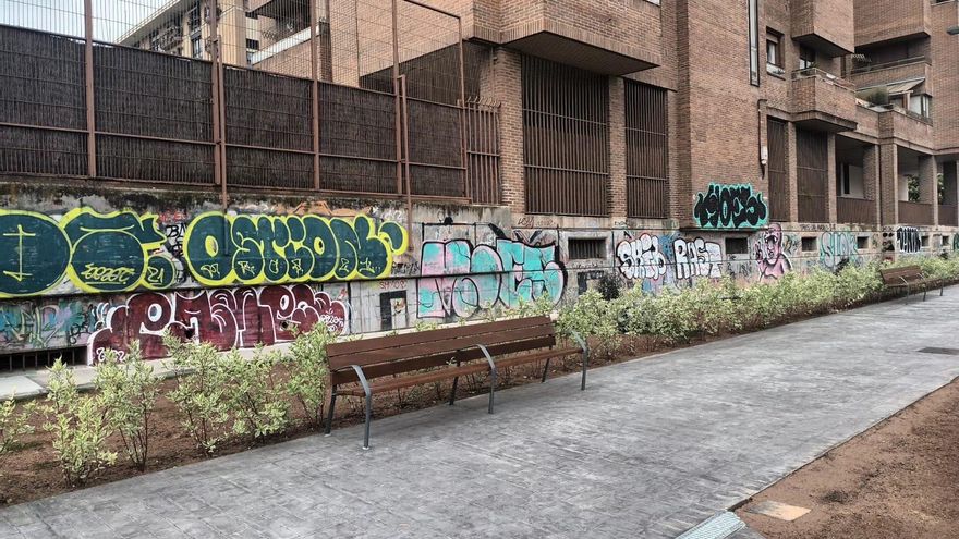 ¿Cómo se eligen los grafitis que se borran en Logroño?: Críticas por limpiar pintadas de una fachada privada y no de espacios públicos