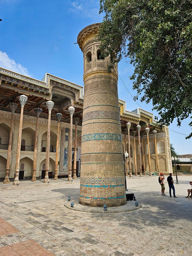 El uso del ladrillo, el azulejo y la madera son el signo distintivo de la arquitectura uzbeka. Patio en Bujará.