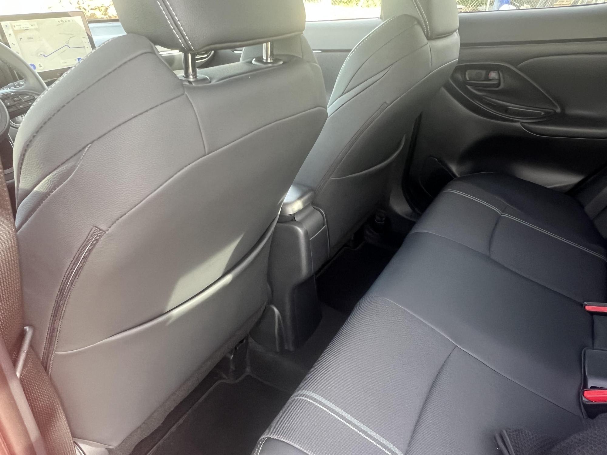 El espacio en las plazas traseras es justo, especialmente en la central.