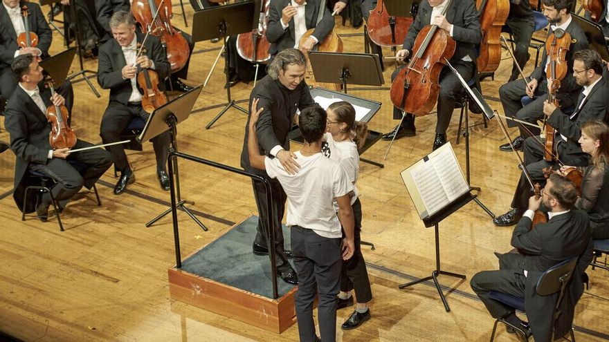 Dos activistas interrumpen un concierto y el director de orquesta los defiende: "Si no les dejáis terminar, me bajo del escenario"