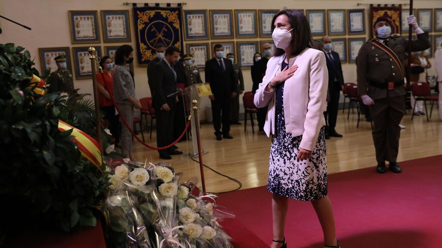 La ministra de Defensa, Margarita Robles, se acerca al altar durante un acto de homenaje a los militares y miembros de las Fuerzas y Cuerpos de Seguridad del Estado fallecidos en Afganistán, a 28 de junio de 2021, en la Escuela de Guerra del Ejército, en