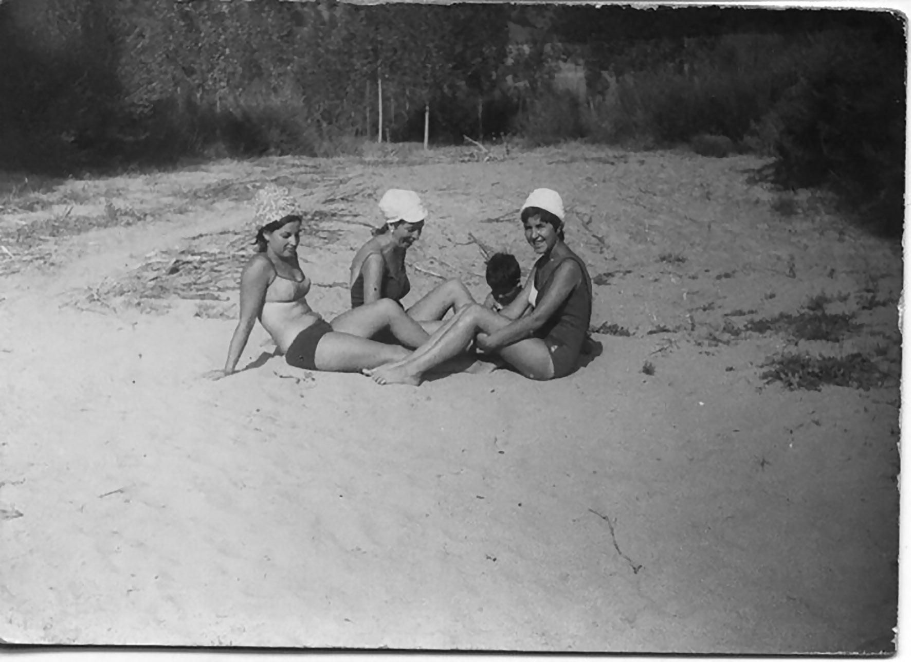 Mujeres tomado el sol en la arena de una zona de baño de Valdemeca (Cuenca). 1960. Fondo Los Legados de la Tierra. Archivo de la Imagen de Castilla-La Mancha.