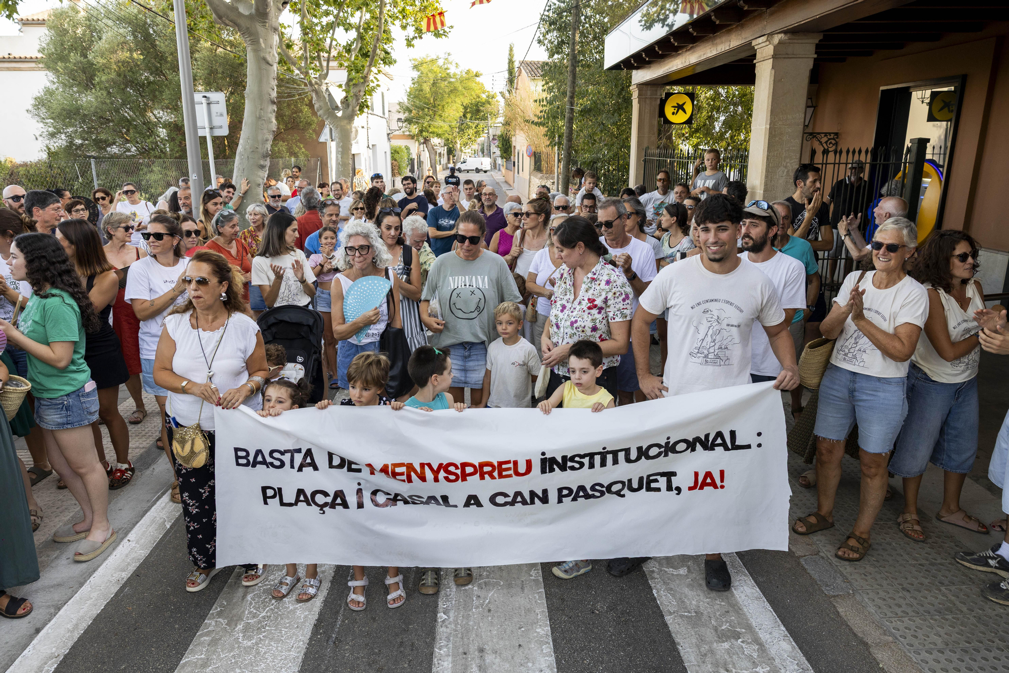 Decenas de vecinos concentrados este domingo frente al solar de Can Pasquet para exigir que el Ayuntamiento se haga con la parcela y la ponga a disposición del barrio