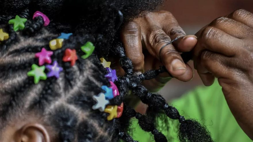 Todas las violencias de las que Mariama y su hija de siete años escaparon dentro de un cayuco: ''Prefería morir en el agua''