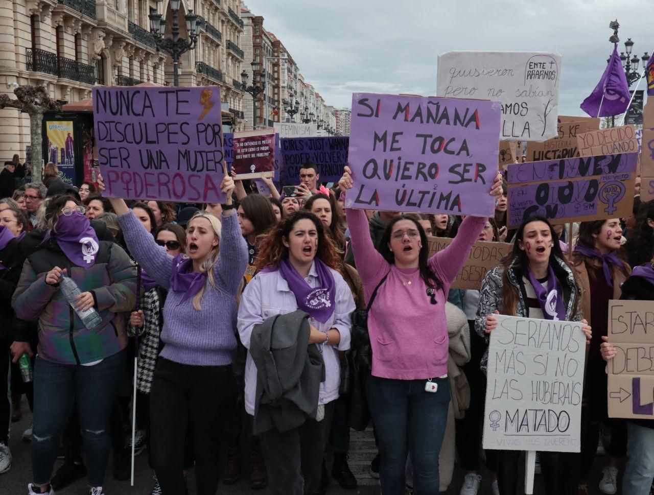 Manifestación feminista por el 8M en Santander. | ANDRÉS HERMOSA