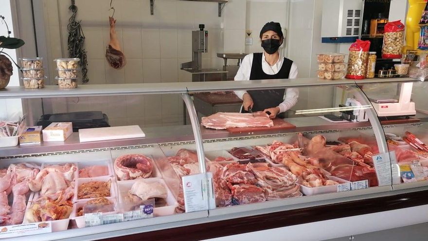 La carne palmera que vende Elia en Fuencaliente tiene fama en Canarias