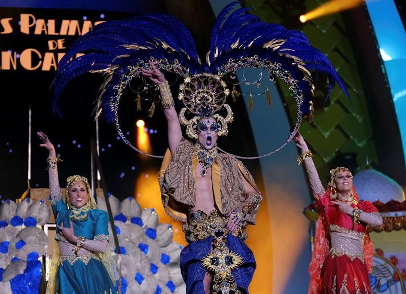 Drag Chuchi con su fantasía 'Repite mi nombre...'. (EFE/Angel Medina G).