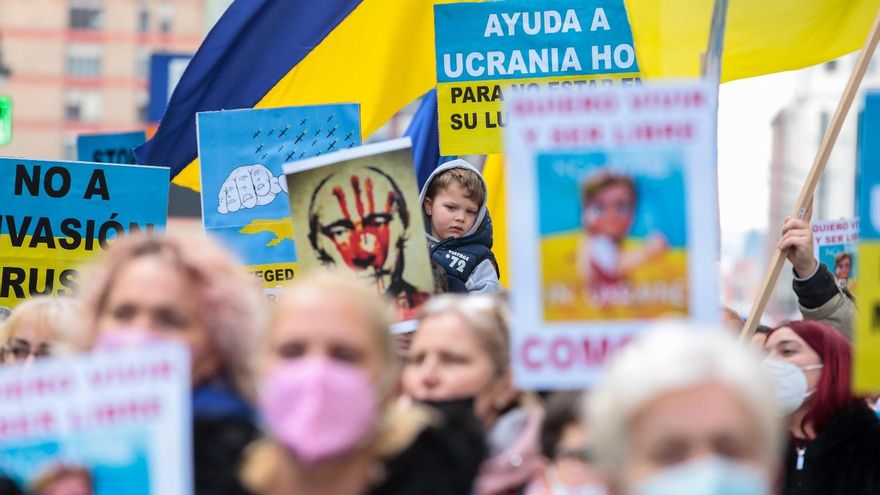 La comunidad de ucranianos residentes en León celebra una marcha a favor de Ucrania. / Campillo / ICAL