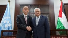 El presidente de Palestina, Mahmoud Abbas (d) conversa con el secretario general de las Naciones Unidas, Ban Ki-moon (i) a su llegada a Ramalla, Cisjordania, Palestina este 28 de junio de 2016.