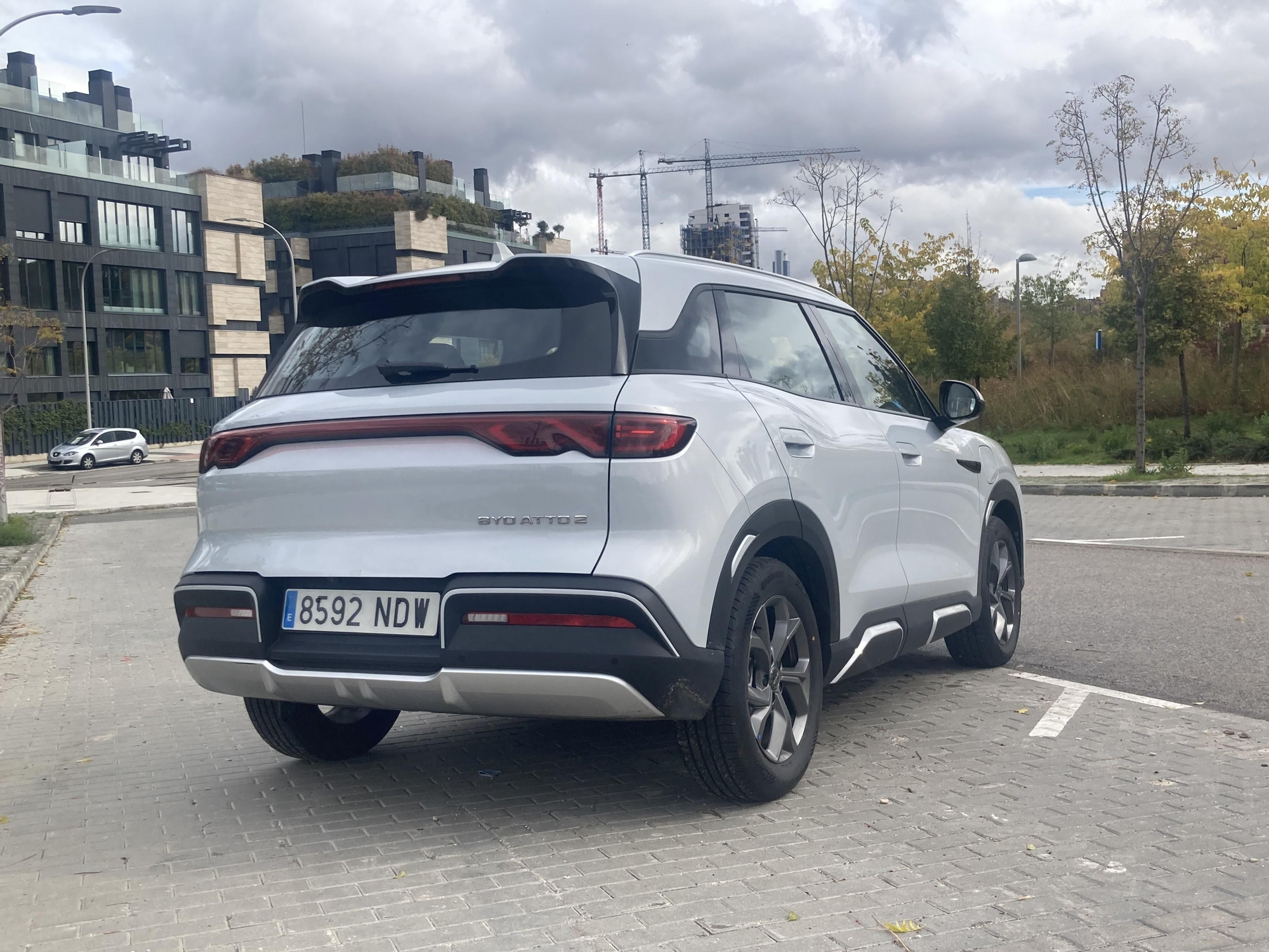 Vistas lateral e traseira do Atto 2 elétrico.