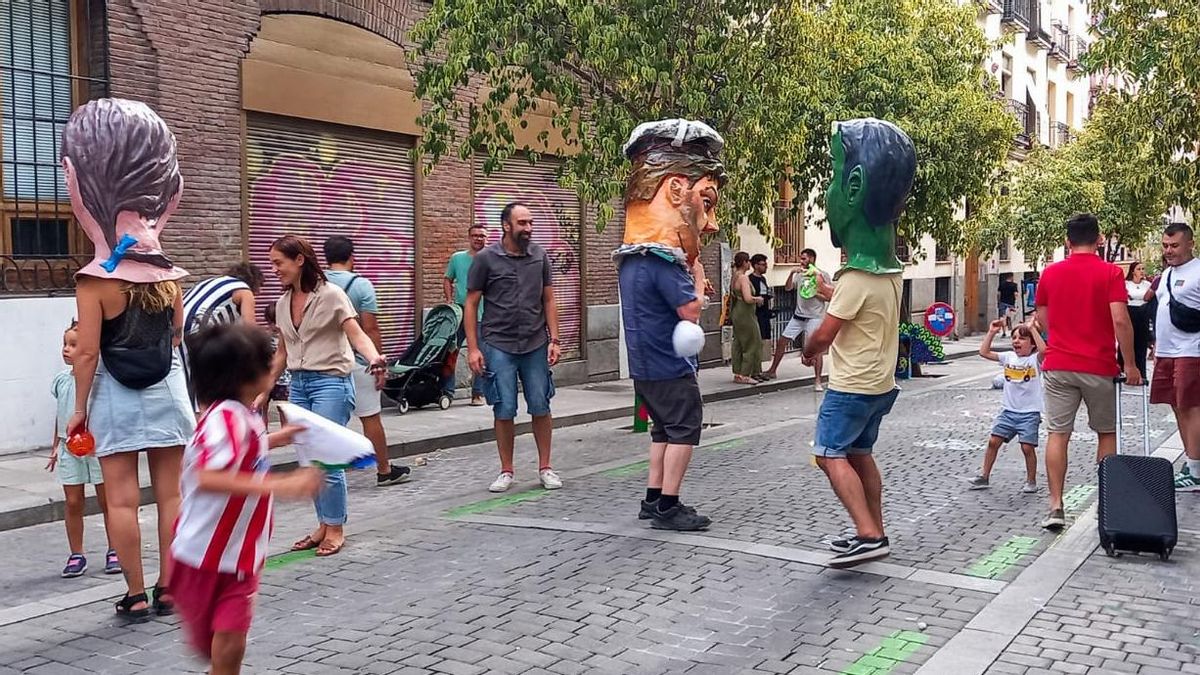 Lavapiés, un barrio abonado a montarse las fiestas populares fuera de programa y con cariz reivindicativo