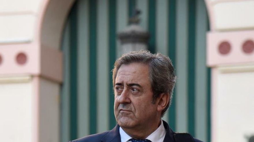 El fiscal de Tribunal Supremo, Javier Zaragoza, este jueves a su llegada al Centro Cultural Ibercaja/Palacio de Villahermosa de Huesca, donde ha impartido una charla para hablar del juicio del Procés y de la sentencia condenatoria por sedición y malversación de fondos públicos para varios de los políticos catalanes independentistas encausados.