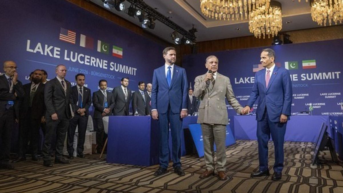 El vicepresidente de EE.UU. JD Vance (i), el primer ministro de Pakistán, Shehbaz Sharif (c), y el primer ministro de Qatar, Mohamed bin Abdulrahmán (d), durante las conversaciones entre EEUU e Irán en Suiza.