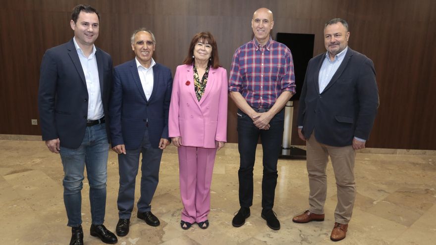 La plana mayor socialista leonesa junto a Narbona y Juan José Alonso Perandones.