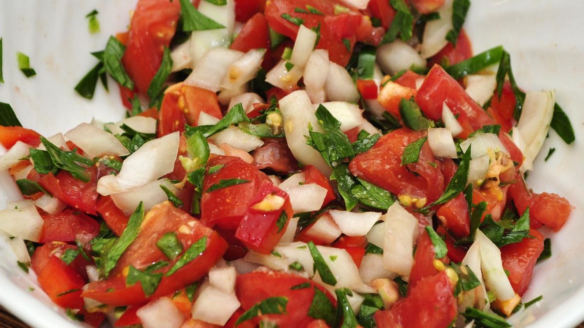 Así se hace el verdadero pico de gallo mexicano