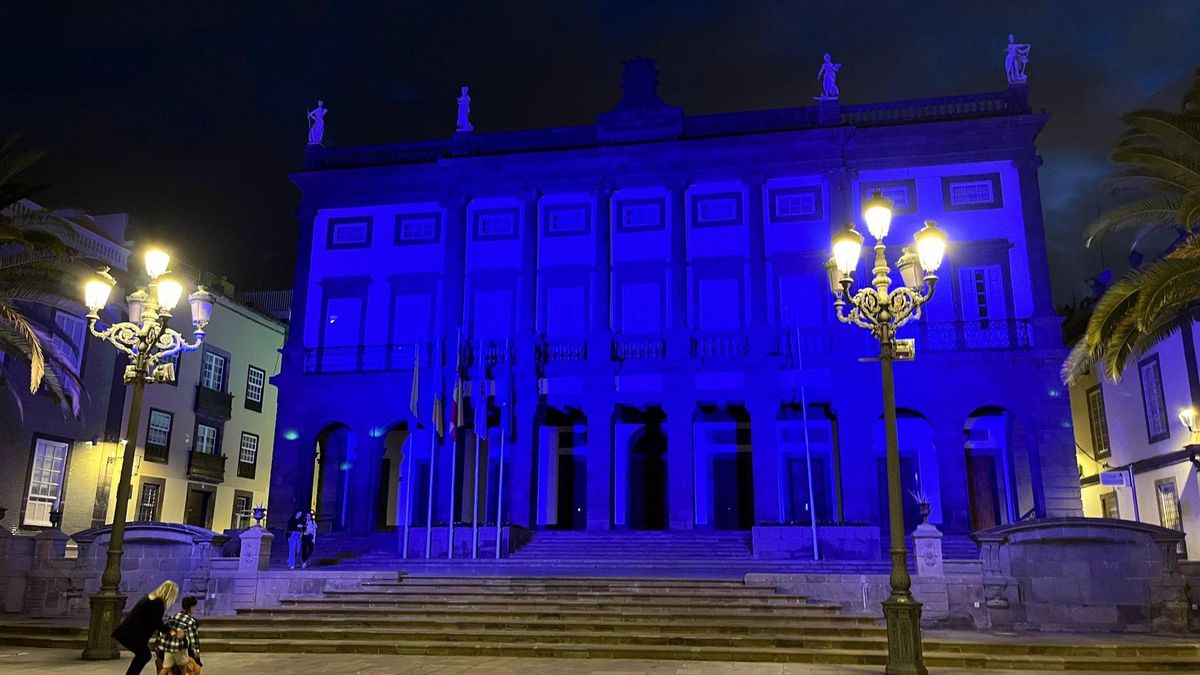 Las Casas Consistoriales de Las Palmas de Gran Canaria, iluminadas de azul por el Día sobre la Concienciación del Autismo.