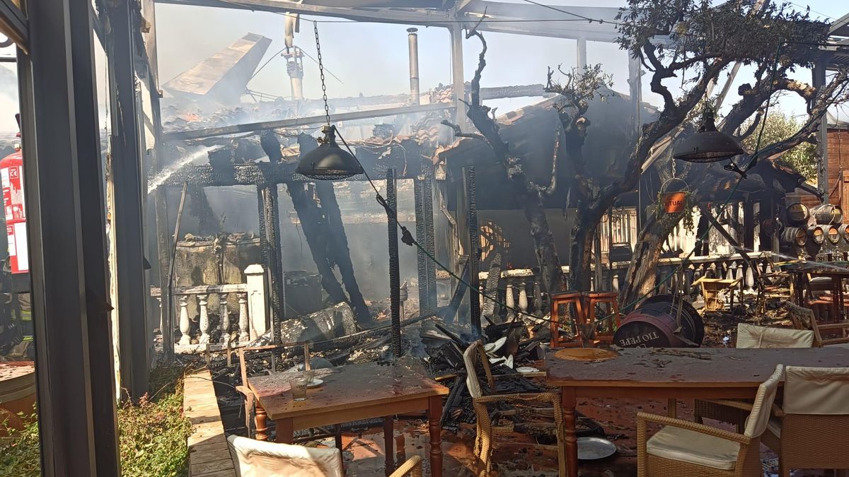 Interior del restaurante quemado