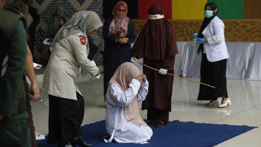 Una mujer recibe 100 latigazos en público en Indonesia por adulterio