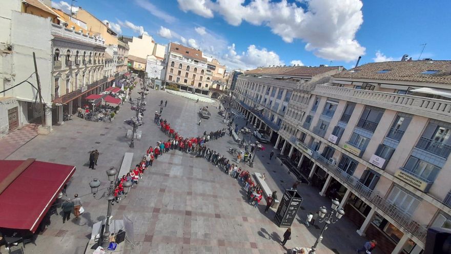 Una 'X' gigante en Ciudad Real reivindica la casilla solidaria de la declaración de la renta