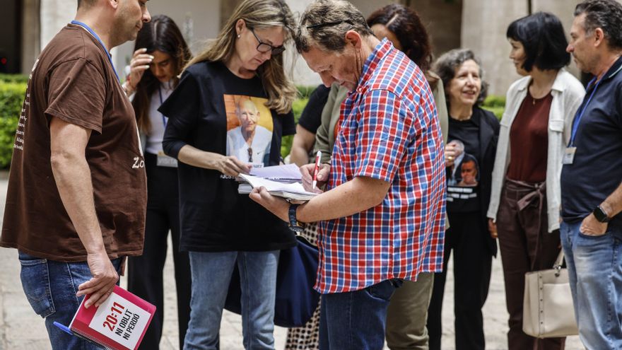 Representantes de la Asociación de Damnificados por la DANA de L'Horta Sud, la Asociación de Víctimas Mortales DANA 29-O y la Associació Víctimes de la DANA 29 d’octubre tras una reunión con el presidente del Gobierno