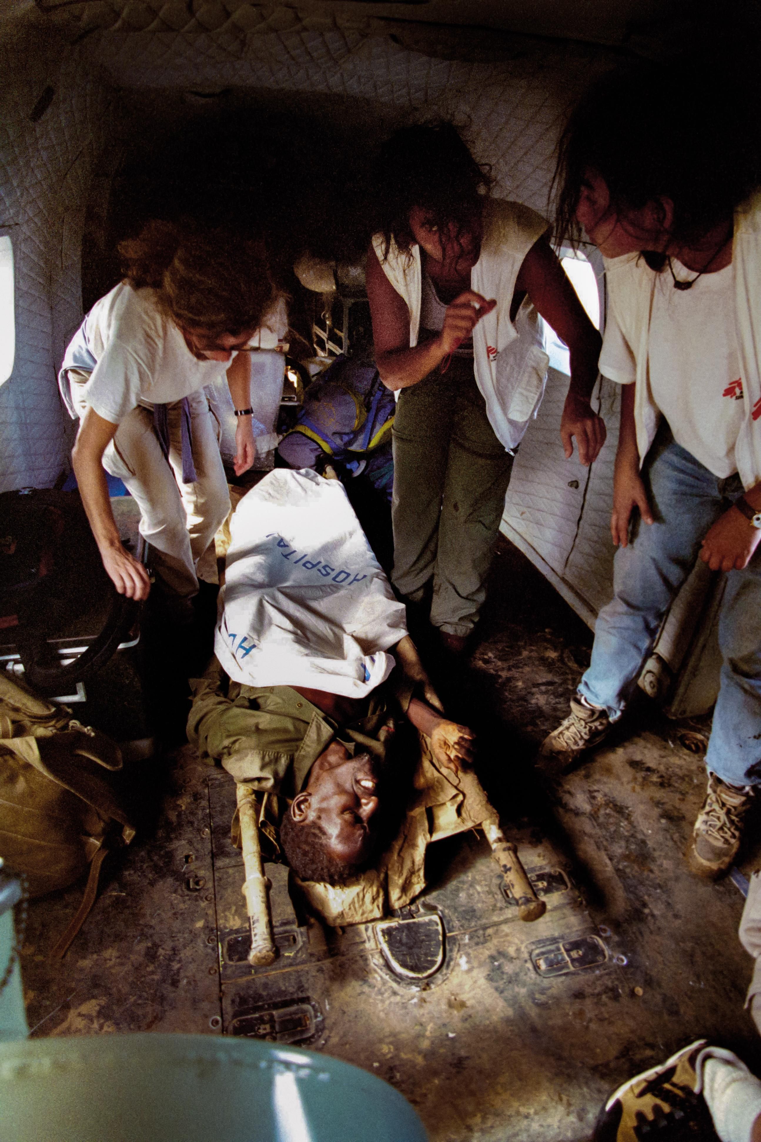 Durante las inundaciones de Mozambique, en la gran mayoría de los viajes, el helicóptero transportaba material logístico y médico, aunque a veces también hacía las funciones de ambulancia. En más de una ocasión, en algún pequeño hospital o en algún centro de salud aislado, nos encontramos a personas heridas en estado crítico. No había personal médico, ya que, con la subida del agua, los equipos sanitarios locales no podían viajar por carretera. (Beira, Mozambique, 2000).