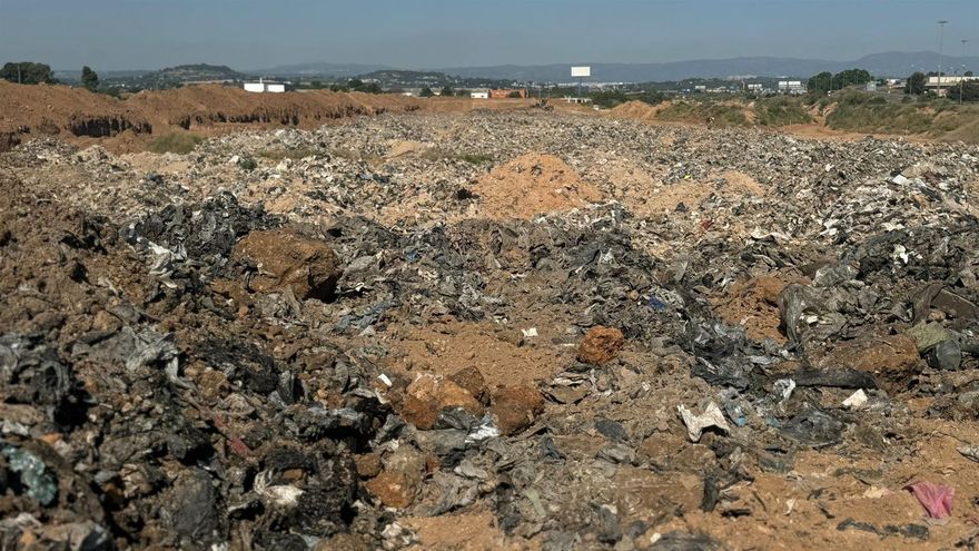 Mazón denuncia ante la Fiscalía a la CHJ por verter residuos y abandonar vehículos junto al barranco de Poyo tras la DANA