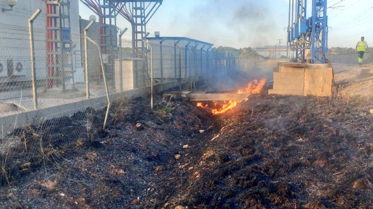 Incendio junto a las vías del tren entre Brihuega (Guadalajara) y Medinaceli, en Soria