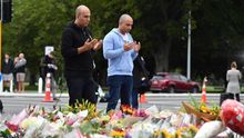 Dos hombres rezan en un memorial de flores cerca de Al Noor Masjid en Deans Rd en Christchurch, Nueva Zelanda, hoy, 16 de marzo de 2019.