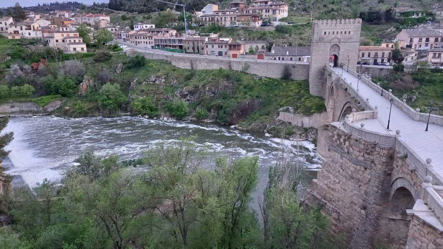 El río Tajo no recibe agua limpia entre Aranjuez y Toledo: el problema de su contaminación va más allá de las espumas