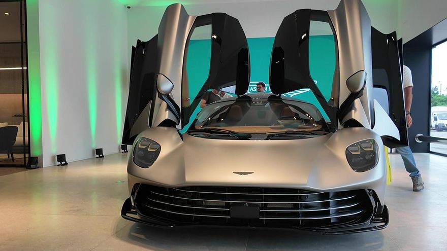 Aston Martin Valhalla con las puertas abiertas