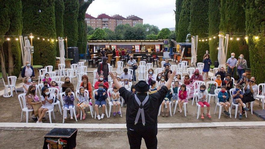 Maratón de los Cuentos de Guadalajara en 2021, en uno de los escenarios de calle, en los jardines del Infantado con Kayto El Mago