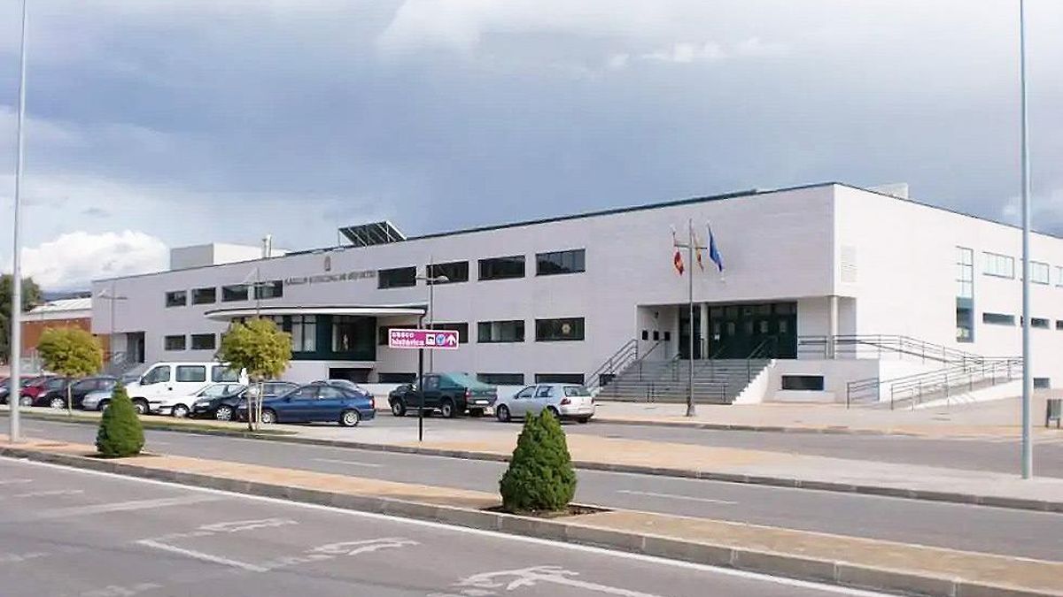 La Junta financiará la renovación de la iluminación de Ponferrada y la rehabilitación de las piscinas 'Lydia Valentín'