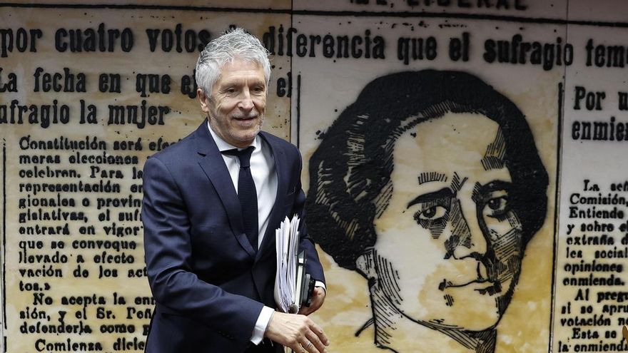 El ministro del Interior, Fernando Grande-Marlaska, toma asiento para comparecer ante la Comisión de Interior de la Cámara Alta, a petición del PP, este jueves en el Senado. EFE/ Chema Moya