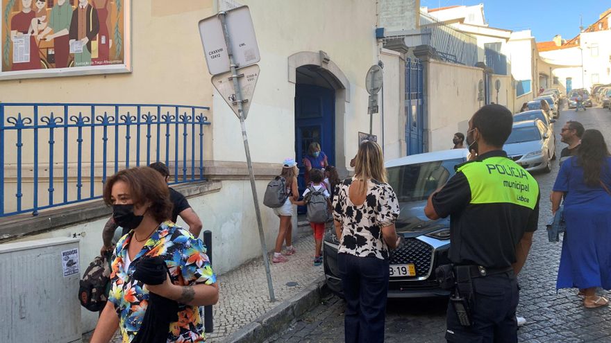 Padres con sus hijos llegaba a la Escuela Voz do Operario de Lisboa, en el primer dia del curso escolar 2020-2021, el pasado mes de septiembre.EFE/Cynthia de Benito/Archivo